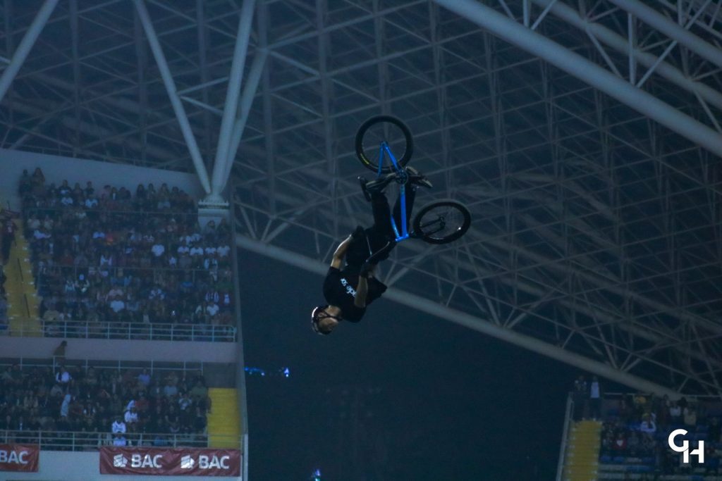 “Mincha” impacta en su debut y se lleva la corona de X-Knights 2025